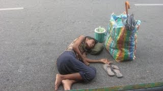 I give some money to a homeless Vietnamese woman [upl. by Amak337]