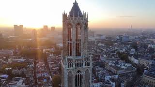 Domtoren vanuit de lucht bij zonsondergang [upl. by Aleahcim]