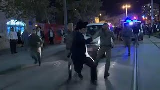 Judeus ultraortodoxos cortam rua em Jerusalém [upl. by Snah956]