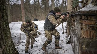 Russia bombe su un mercato provocano almeno 25 morti in Donetsk in fiamme il porto di UstLuga [upl. by Xylon]