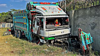 Runaway Hino Truck Hitted the Footpath and Front axle Down We Repaired it in Emergency Repair [upl. by Elnore]