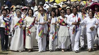 Una marcha de mujeres por la paz cruza la frontera de las dos coreas [upl. by Rand]