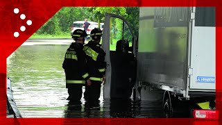 Maltempo Lombardia furgoni bloccati in un sottopasso allagato a Cesano Maderno [upl. by Kovacs927]