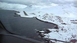 Wideroe Dash 8 cockpit view landing Honningsvåg [upl. by Armond]