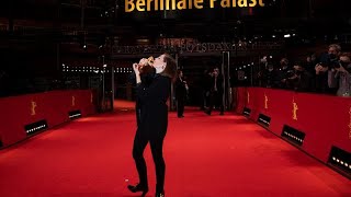 Berlinale Drama quotAlcarràsquot von Carla Simón gewinnt den Goldenen Bären [upl. by Atiuqram528]