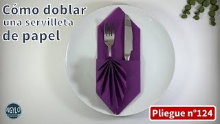 Cómo doblar una servilleta de papel para cubiertos con un pliegue lateral en forma de hoja [upl. by Wanids]