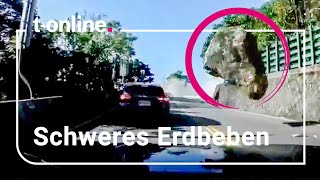 Schockierendes Video Massiver Felsbrocken stürzt auf Auto in Taiwan [upl. by Anihsat]