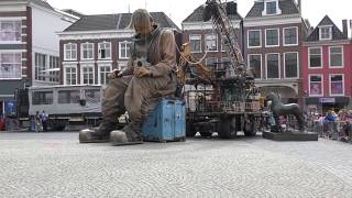 De Reuzen van Royal de Luxe in Leeuwarden [upl. by Arenat]