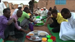 In Sudan the first iftar of Ramadan takes place in the street [upl. by Aloise]