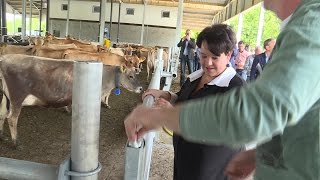 Modernste biologische melkveehouderij staat in Kaatsheuvel [upl. by Radferd]