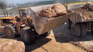 Old But Strong Caterpillar 992B Wheel Loader Loading Huge Rocks On Dumpers  Ektor Epe [upl. by Onibas]