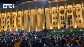 Multitudinaria protesta en Tiflis contra la victoria electoral del partido gobernante [upl. by Ahsyekal]