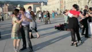 MUSICA E BALLO IN PIAZZA A TRIESTE [upl. by Hindu696]