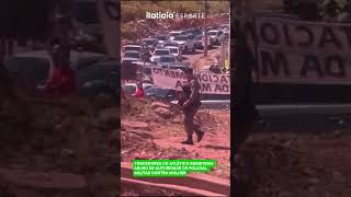 TORCEDORES DO ATLÉTICO REGISTRAM ABUSO DE AUTORIDADE DE POLICIAL MILITAR CONTRA MULHER [upl. by Drofwarc]