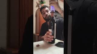 Abrir el vino sin fuerza vino wisewords comedy viralreels viralvideos video fyp viral [upl. by Eila309]