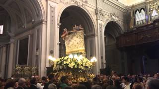 Uscita processione della Madonna dei Martiri dallinterno della Cattedrale di Molfetta Ba [upl. by Euf89]