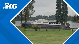 Large boat washes ashore in Bremerton [upl. by Peirce745]