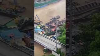 Barge that was swept away by flood due to typhoon in Caruncho Bridge Quezon City breakingnews [upl. by Caniff]