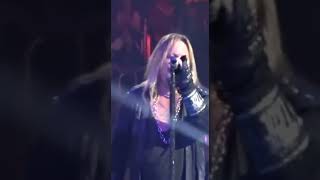 Vince Neil tries to sing in his last show [upl. by Yengac]