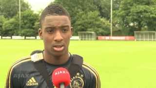 Bazoer en Tete ruiken aan Ajax 1 [upl. by Inaliel371]