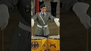 Regimentsgruß Marsch Grün ist unser Fallschirm  Heeresmusikkorps Kassel bundeswehr marschmusik [upl. by Atrahc]