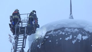 Freiwillige Feuerwehr Lienz schöpfte Dach der Liebburg ab [upl. by Faruq]