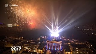 Jahreswechsel  Feuerwerk  SilvesterNeujahr 20162017 am Brandenburger Tor Willkommen 2017 [upl. by Sisenej]