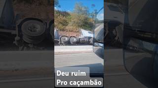 Deu ruim caminhão tombou na BR101 shortsviral [upl. by Olinad60]