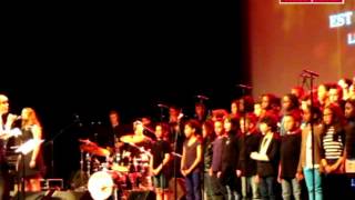 VIDEO Châtellerault  137 choristes sur scène pour quot Rockn [upl. by Russom]