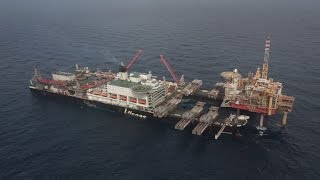 Pioneering Spirit передвигает огромную нефтяную платформу [upl. by Nayek552]