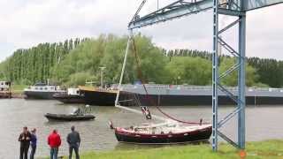 Zeilboot in aanvaring met hijskraan op de Donge bij Raamsdonksveer  Geertruidenberg 20140427 [upl. by Littell]