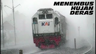 MELIHAT AKSI KERETA API MENEMBUS HUJAN DERAS di stasiun Rewulu pada siang hari [upl. by Notlem]