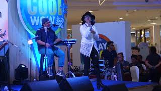 Thai singer Ann Thitima singing a beautiful song at the Mall in Korat Thailand [upl. by Maram53]