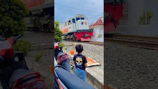 Nungguin kereta api lewatshorts [upl. by Fine177]