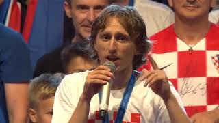 Luka Modrić promukao na dočeku vatrenih 2018 “Zovi samo zovi” [upl. by Hannasus669]