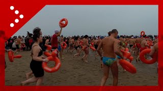 Jesolo Venezia tuffo in mare per il Capodanno 2024 lingresso in acqua della folla [upl. by Means]