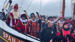 Burgemeester en kinderen ontvangen Sinterklaas aan de Maasboulevard in Schiedam [upl. by Ilime]