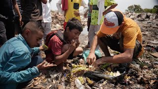 Escasez de comida lleva a venezolanos a hurgar en la basura [upl. by Rayner]