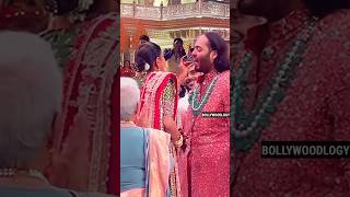 Radhika Merchant ne sharmaa ke sabke saamne Anant Ambani ko aise khilaya  BollywoodlogyHoney Singh [upl. by Alisander]