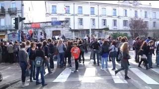 Les lycéens bloquent une avenue à Montpellier [upl. by Llemrej]