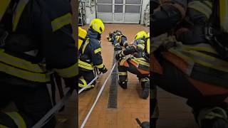 Atemschutznotfalltrianing bei der Feuerwehr feuerwehr oranienburg atemschutz texport [upl. by Sire]