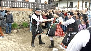 Ostern in Hollókö Frauen bewässern statt Ostereier bemalen [upl. by Emsmus]