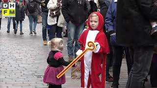 Sinterklaas komt aan in Den Haag • Haagse handhavers mogen hoofddoek dragen kabinet blokkeert dit [upl. by Smalley]