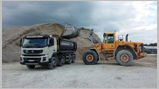 Volvo Radlader L150E belädt verschiedene Kipper mit Kies  Volvo wheelloader loading trucks [upl. by Abbott]