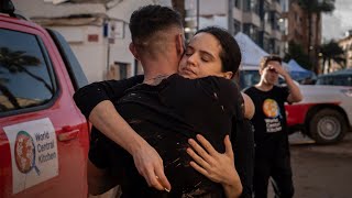 Rosalía se unió a los esfuerzos de los voluntarios en Valencia para ayudar a los afectados [upl. by Unhsiv]