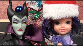 Anna and Elsa Toddlers Christmas List Adventure Descendants 2 Mal amp Evie  Ep 13  Toys In Action [upl. by Washko]