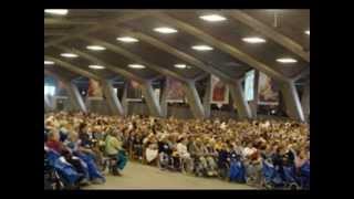 Chants de Lourdes quotpeuples de dieu cité de lEmmanuelquot [upl. by Tarrsus]