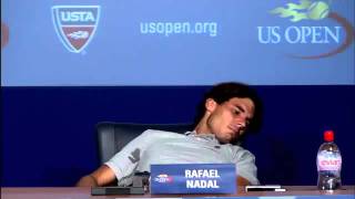 Rafael Nadal sufre doloroso calambre en plena conferencia US OPEN 2011 cuanto cabron [upl. by Yelrahc]