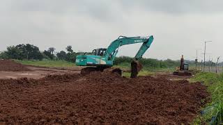 Komatsu excavator levels red excavated soil mrzygy3 dumptrucks 4k 4kvideo [upl. by Nibram]