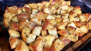 The BEST Crispy Oven Roasted Potatoes  Garlic Herb Roasted Potatoes [upl. by Weiler]